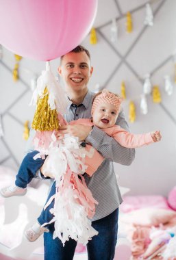 babası ile mutlu küçük kız