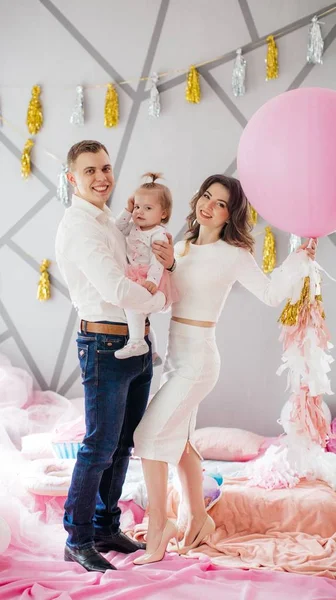 Feliz Familia Celebrando Cumpleaños Niña — Foto de Stock