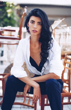 Makyaj güzel genç esmer kadın portresi