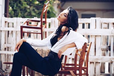 Makyaj güzel genç esmer kadın portresi