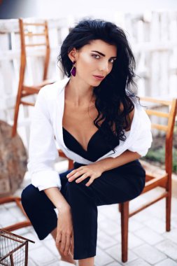 Makyaj güzel genç esmer kadın portresi