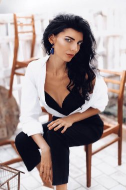 Makyaj güzel genç esmer kadın portresi