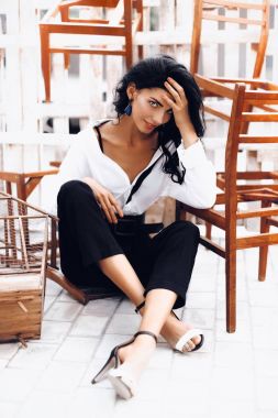 Makyaj güzel genç esmer kadın portresi