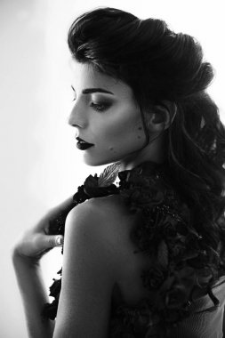 Makyajlı güzel bir genç kadının portresi.