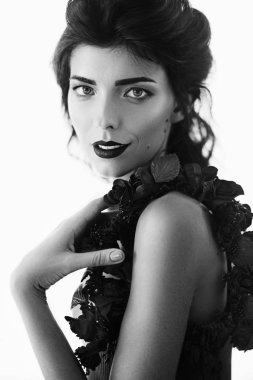 Makyajlı güzel bir genç kadının portresi.