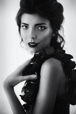 Makyajlı güzel bir genç kadının portresi.