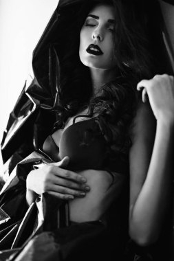 Makyajlı güzel bir genç kadının portresi.