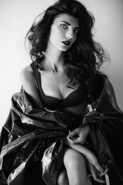 Makyajlı güzel bir genç kadının portresi.