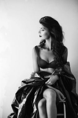 Makyajlı güzel bir genç kadının portresi.