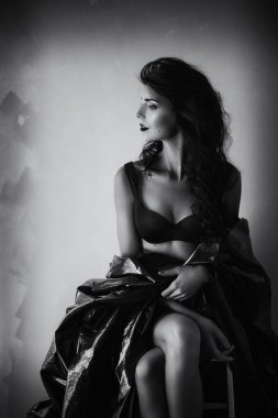 Makyajlı güzel bir genç kadının portresi.