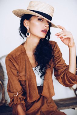 Makyaj ve şapka ile güzel genç kadın portresi