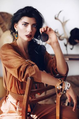 Makyajlı güzel bir genç kadının portresi. 