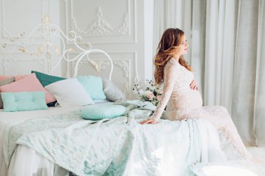 Portre Studio içinde güzel bir hamile kadın 