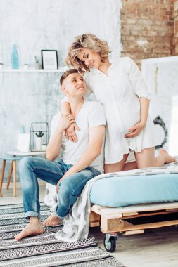 Güzel genç çift bekliyor bebek Studio 