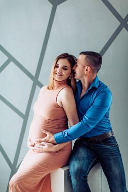 Güzel genç çift bekliyor bebek Studio 