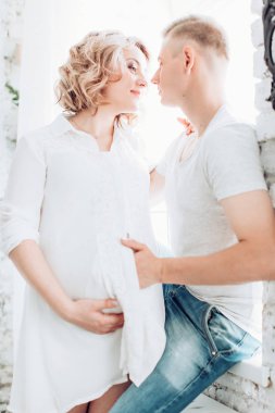 Güzel genç çift bekliyor bebek Studio 