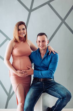 Güzel genç çift bekliyor bebek Studio 