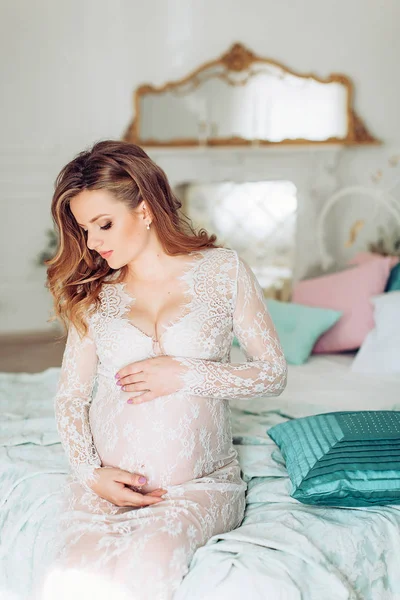 Retrato Uma Bela Mulher Grávida Vestido Estúdio — Fotografia de Stock