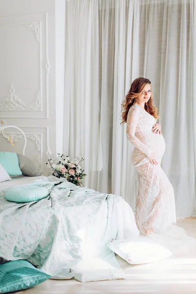 Retrato Una Hermosa Mujer Embarazada Vestido Estudio — Foto de Stock