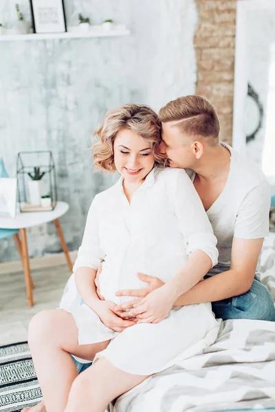 Bela Jovem Casal Esperando Bebê Estúdio — Fotografia de Stock