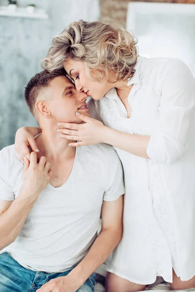 Beau Jeune Couple Qui Attend Bébé Studio — Photo