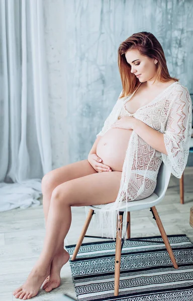 Studio güzel bir hamile kadın portresi  