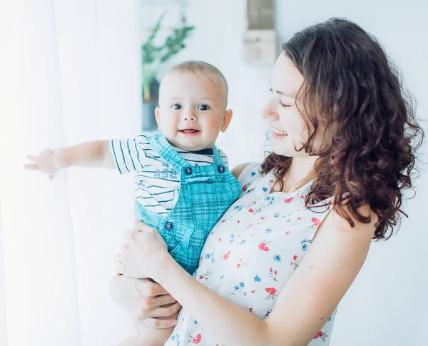 Jovem Mãe Seu Adorável Menino Casa — Fotografia de Stock