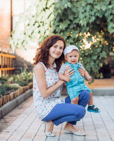 Genç Anne Onun Güzel Bebek Çocuk Açık — Stok fotoğraf