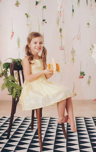 Sevimli Küçük Kız Elbise Muz Mutlu Çocukluk Kavramı Ile — Stok fotoğraf