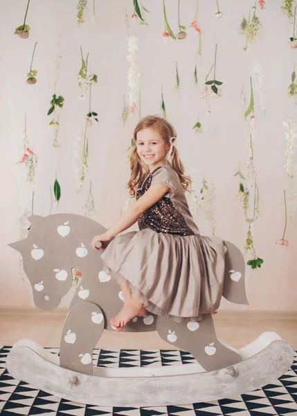 Sevimli Küçük Kız Elbise Oyuncak Evde Mutlu Çocukluk Kavramı Ile — Stok fotoğraf