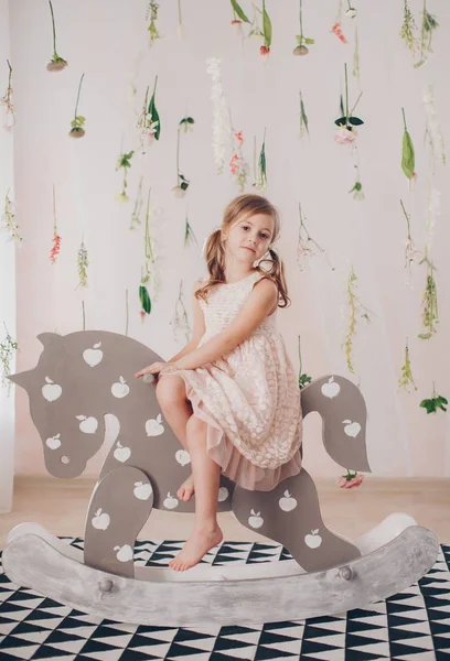 Sevimli Küçük Kız Elbise Oyuncak Evde Mutlu Çocukluk Kavramı Ile — Stok fotoğraf