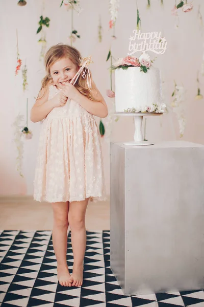 Sevimli Küçük Kız Elbise Kek Evde Mutlu Çocukluk Kavramı Ile — Stok fotoğraf