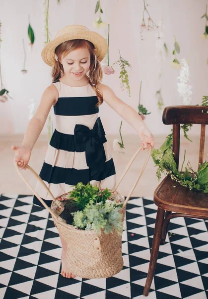 Sevimli Küçük Kız Elbise Evde Mutlu Çocukluk Kavramı — Stok fotoğraf