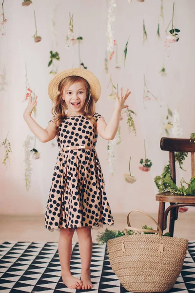 Linda Niña Vestido Casa Concepto Infancia Feliz —  Fotos de Stock