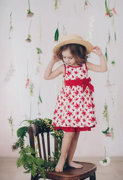 Linda Niña Vestido Casa Concepto Infancia Feliz —  Fotos de Stock