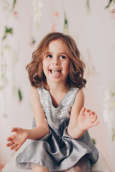 Sevimli Küçük Kız Elbise Evde Mutlu Çocukluk Kavramı — Stok fotoğraf