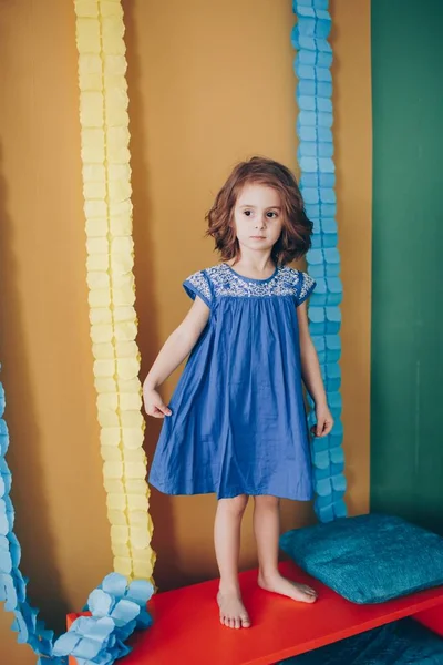 Sevimli Küçük Kız Mavi Elbiseli Evde Mutlu Çocukluk Kavramı — Stok fotoğraf