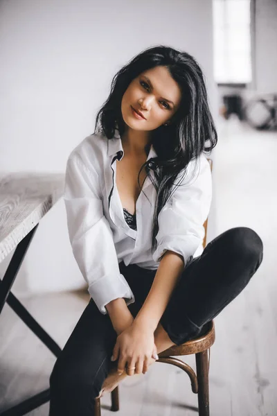 Retrato Hermosa Joven Morena Mujer Camisa Blanca Con Maquillaje —  Fotos de Stock