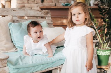 Stüdyoda poz veren şirin küçük kızlar.