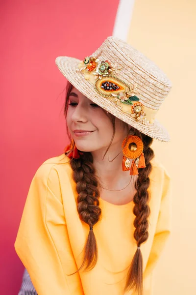 Hermosa Joven Con Dos Trenzas Sombrero Paja —  Fotos de Stock