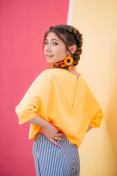 Hermosa Joven Con Dos Trenzas Pendientes Color Naranja —  Fotos de Stock