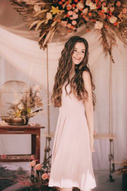 Çiçekli güzel elbiseli genç bayan.