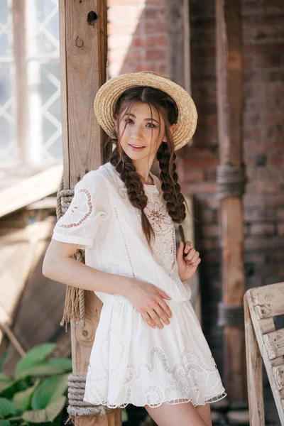 Belle Jeune Femme Avec Deux Tresses Chapeau Paille Plein Air — Photo