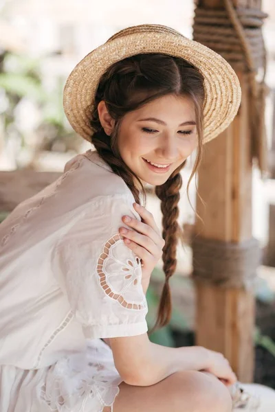 Hermosa Mujer Joven Con Dos Trenzas Sombrero Paja Aire Libre — Foto de Stock