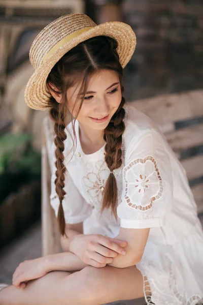 Belle Jeune Femme Avec Deux Tresses Chapeau Paille Plein Air — Photo