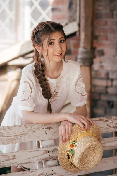 Bella Giovane Donna Con Due Trecce Cappello Paglia — Foto Stock