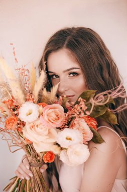 Çiçekli güzel elbiseli genç bayan.