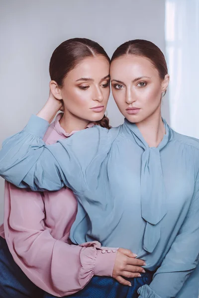 Junge Schöne Frauen Blauen Und Rosa Hemden — Stockfoto