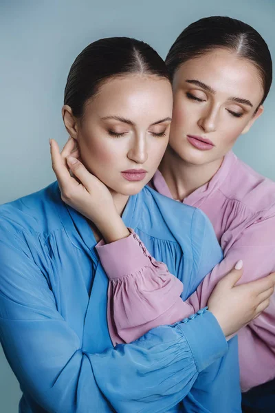 Junge Schöne Frauen Blauen Und Rosa Hemden — Stockfoto