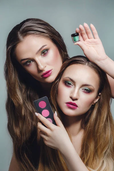 Kozmetik Ürünleriyle Uzun Saçlı Güzel Genç Kadınlar — Stok fotoğraf